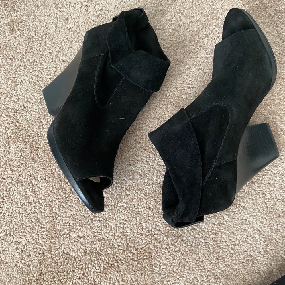 Preloved Vince Camuto suede peep toe Booties